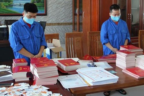 Hiệu phó trường THPT bán bằng tốt nghiệp giả cho 7 học sinh