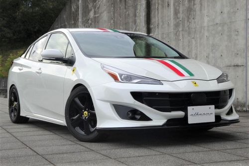 Toyota Prius hóa siêu xe Ferrari với gói độ 2.000 USD