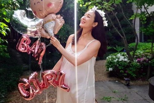 Choi Ji Woo lần đầu đăng ảnh mang bầu sắp sinh