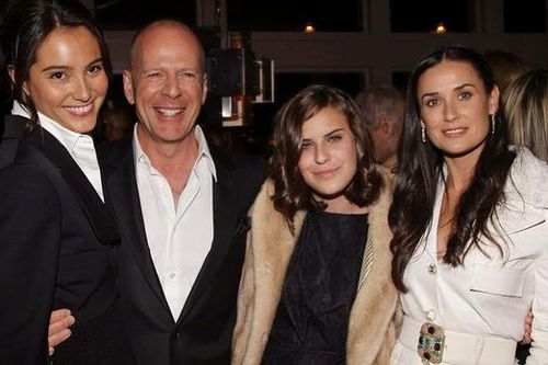Tài tử Bruce Willis ở cùng vợ mới và vợ cũ