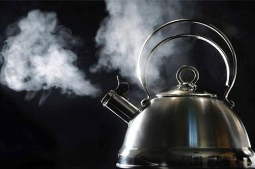Chồng hất ấm nước sôi lên mặt khiến vợ bị bỏng nặng