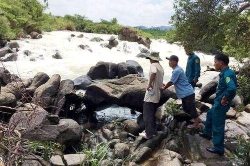 Lũ trên sông Đồng Nai khiến 10 người đang chơi thác gặp nạn
