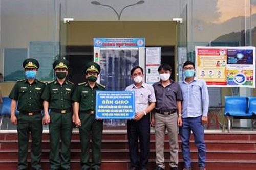 Bàn giao buồng khử khuẩn toàn thân cho Đồn Biên phòng cửa khẩu Quốc tế Nậm Cắn