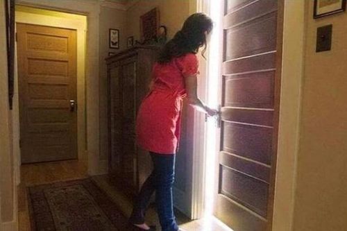 Nghe giọng đàn ông trong phòng con gái 14 tuổi, mẹ thức trắng đêm lo lắng