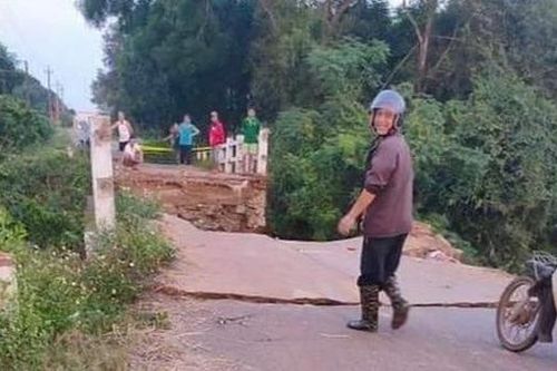 Sập cầu trong đêm ở Quảng Trị, hàng trăm hộ dân bị cô lập