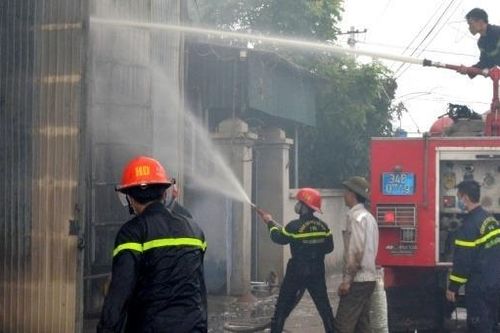 Nhà kho ở Hải Dương bị 'bà hỏa' thiêu rụi nghi do quá trình hàn xì