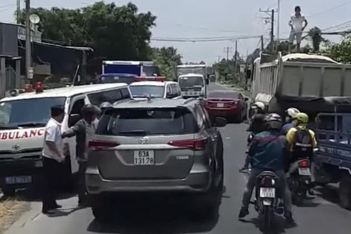 Phạt tài xế ô tô không nhường đường 2 xe cứu thương