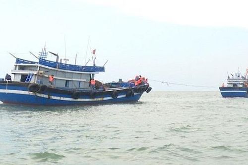 Bắt hai tàu giã cào khai thác thủy sản trái phép ở Thừa Thiên Huế