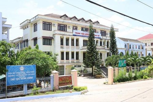 Kiểm tra dấu hiệu vi phạm người ký hợp đồng cho con giám đốc sở