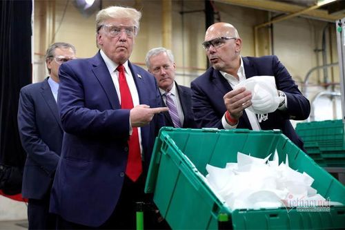 Ông Trump giải thích chuyện không đeo khẩu trang khi thăm nhà máy
