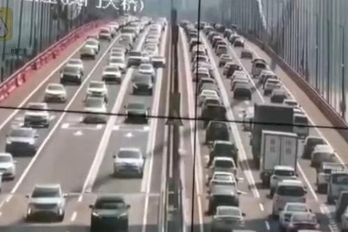 Cầu treo TQ cuộn sóng, khách đi đường hoảng hồn