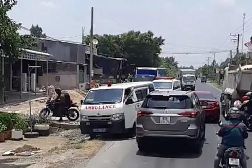 Kết cục của tài xế ô tô chạy lấn làn, ép 2 xe cứu thương vào lề đường