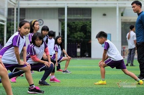 Đến trường giữa mùa hè, trẻ có phải học thể dục giữa nắng nóng?