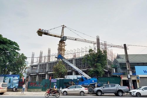 Cổng dự án bị niêm phong, Hoành Sơn vẫn lén lút mở rào cho công nhân làm việc