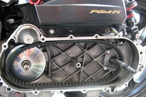 Những điểm cần chú ý khi sử dụng, vệ sinh dây xích, cu-roa, ắc quy trên xe máy