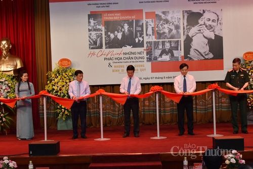 Lắng đọng trước 'Hồ Chí Minh - Những nét phác họa chân dung'