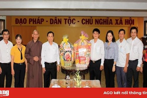 Bí thư Thành ủy, Chủ tịch UBND TP. Long Xuyên Phạm Thành Thái thăm, chúc mừng Đại lễ Phật đản