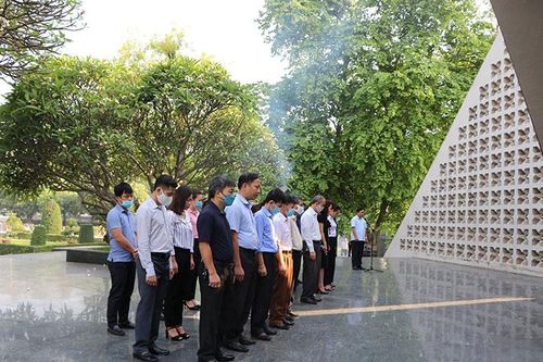 Nhiều hoạt động viếng nghĩa trang liệt sĩ nhân kỷ niệm 66 năm Chiến thắng Điện Biên Phủ