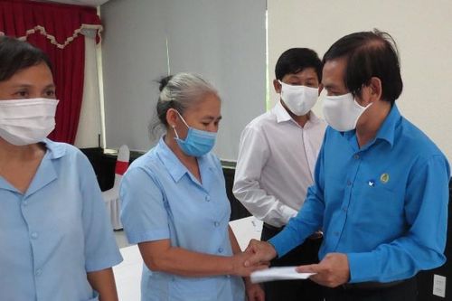Liên đoàn Lao động tỉnh thăm và tặng quà cho đoàn viên khó khăn