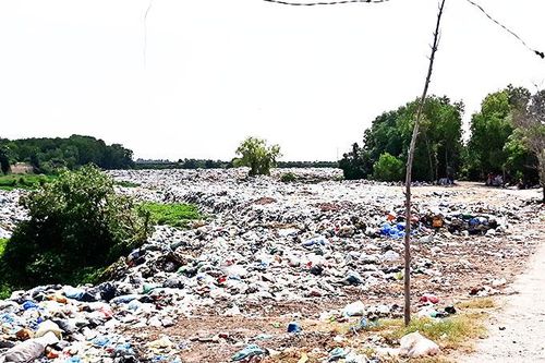 Cam Lâm: Người dân dựng chướng ngại vật chặn xe chở rác
