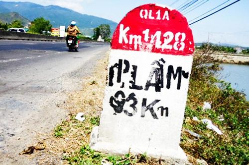 Lem nhem cột mốc cây số