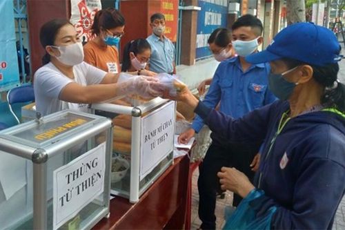 MTTQVN phường Vạn Thắng trao 100 suất bánh mì chay cho lao động nghèo