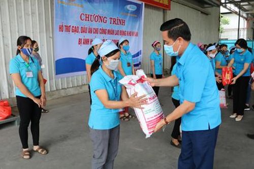 Đưa những 'hạt gạo nghĩa tình' đến với công nhân nghèo