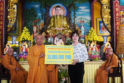 TP.HCM : Phật giáo Củ Chi làm từ thiện 85 triệu đồng mừng Phật đản