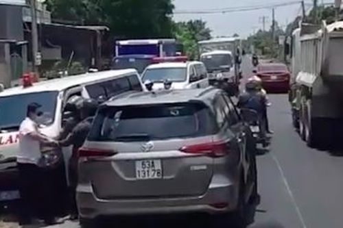Xử phạt, tước bằng lái tài xế cản trở xe cứu thương