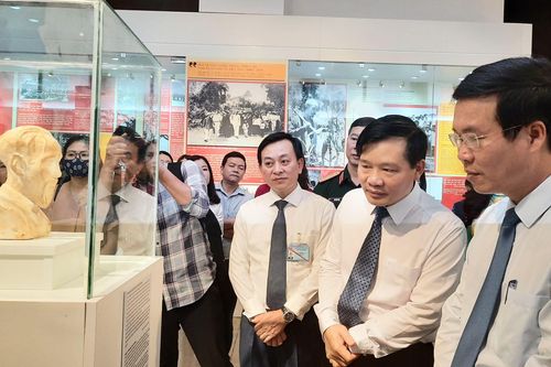Bảo tàng Hồ Chí Minh khai mạc triển lãm chào mừng 130 năm ngày sinh của Bác