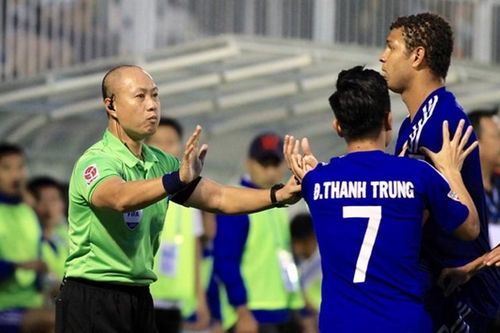Những tình huống rút thẻ hài hước của trọng tài Việt Nam