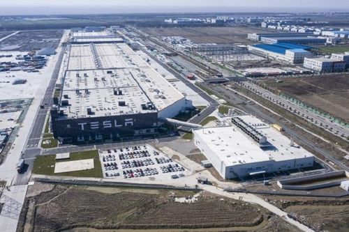 Nhà máy xe hơi của Tesla tại Trung Quốc đột ngột ngừng sản xuất
