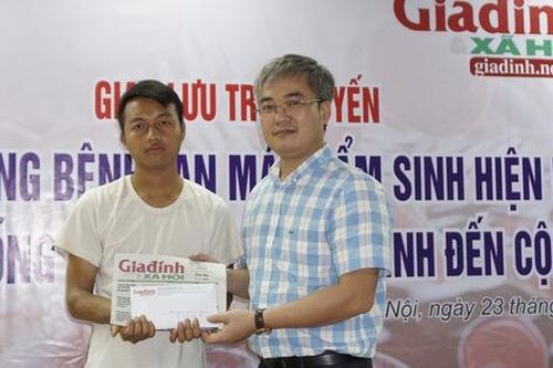 Gần 25 triệu đồng trao đến bé trai 7 ngày tuổi bị thoát vị thành bụng