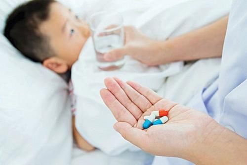 Hạ sốt cho trẻ thế nào để tránh ngộ độc thuốc?