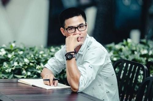'Khi viết tôi mệt, như đang review lại trải nghiệm nỗi đau của mình'