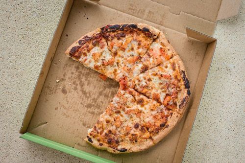 Vì sao hộp đựng pizza có hình vuông?