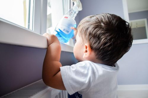 Bé 2 tuổi ngất xỉu sau khi uống nhầm chất tẩy trắng giày dép