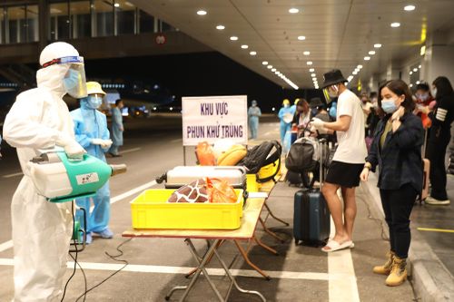 343 người Việt từ Mỹ về đến sân bay Vân Đồn