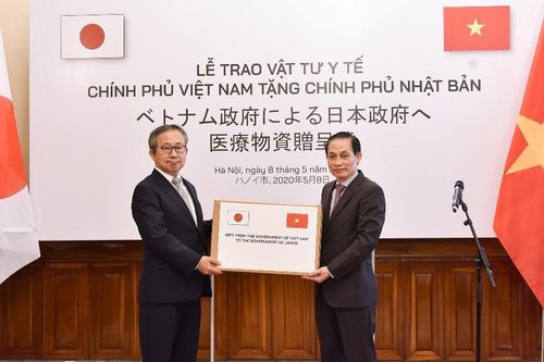 Việt Nam trao thêm 140.000 khẩu trang y tế cho Nhật Bản