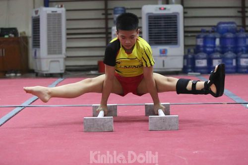 Khâm phục VĐV thể dục dụng cụ băng bó chân 'căng mình' tập luyện