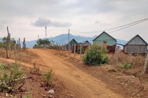 'Cõng điện' lên làng cách mạng Pờ Yầu