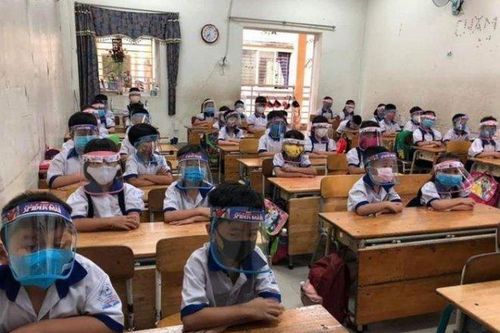 Không sử dụng trang phục cá nhân có tấm chắn giọt bắn trong lớp học