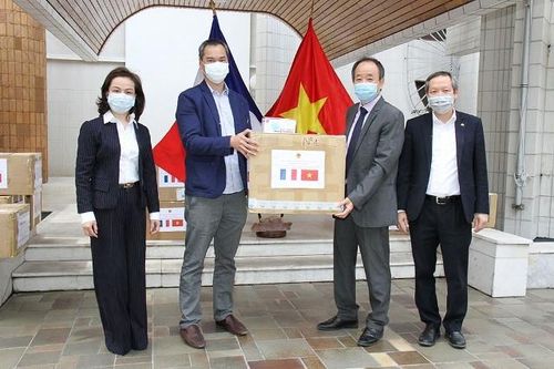 Trao tặng khẩu trang y tế cho các cơ quan, hội đoàn và nhân dân Pháp