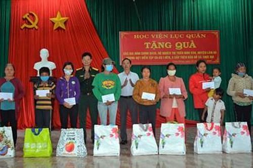 Học viện Lục quân tặng quà các gia đình có hoàn cảnh khó khăn tại Lâm Đồng