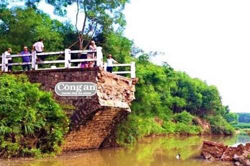 Sập cầu trong đêm