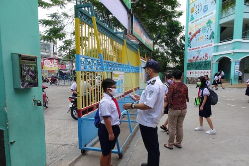 TPHCM: Nhộn nhịp ngày đầu tiên đón học sinh tiểu học trở lại trường sau dịch Covid-19