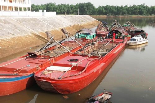 Phát hiện 6 sà lan khai thác cát trái phép trên sông Lam