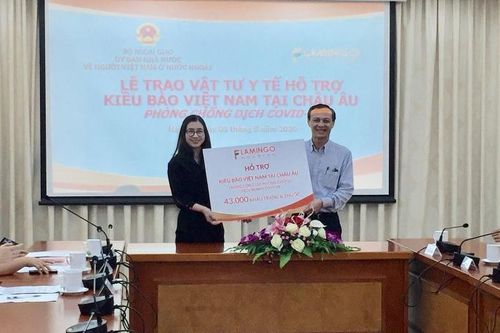 Tập đoàn Flamingo trao tặng vật tư y tế hỗ trợ kiều bào tại châu Âu chống dịch Covid-19