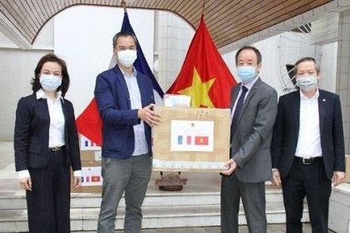 Việt Nam tặng hơn 15.000 chiếc khẩu trang đến các hội đoàn và bạn bè Pháp