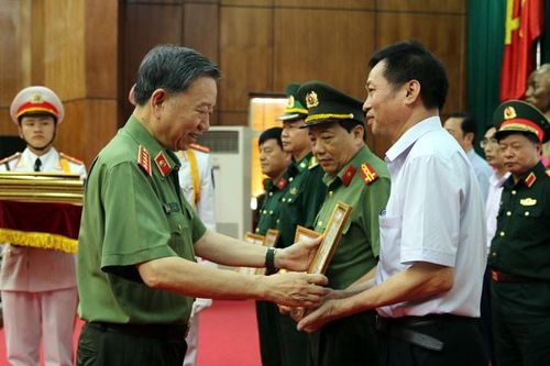 Làm mới và cải tạo 1.126 ngôi nhà cho hộ nghèo huyện Mường Nhé